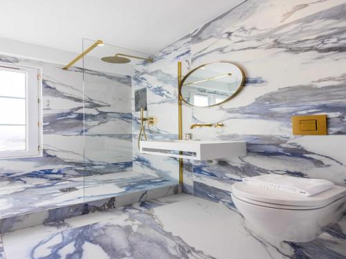 La salle de bains est pourvue d'un mur en marbre bleu et blanc. dans l'établissement Charming studio - 2P - Pigalle Sacré-C ur, à Paris