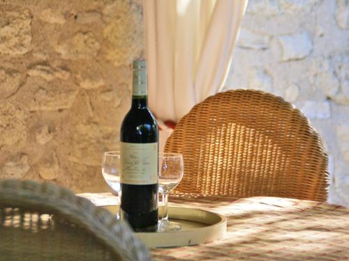 Bebidas en Splendid Villa in Viens with Swimming Pool