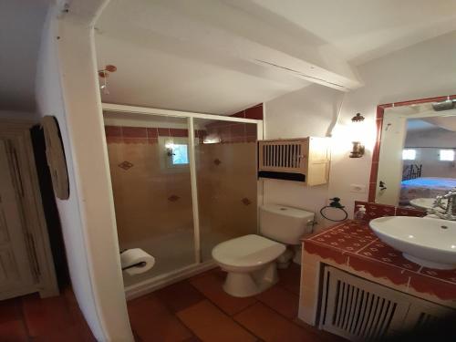 Un baño de Splendid Villa in Viens with Swimming Pool