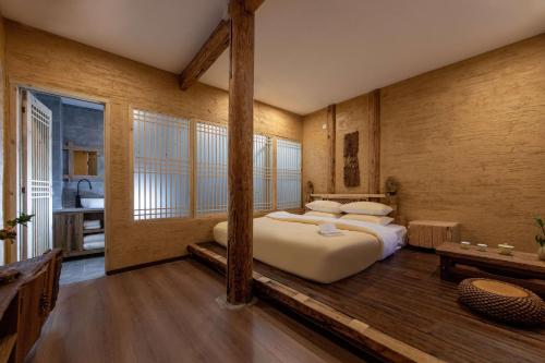 a bedroom with two beds in a room at Lijiang half yard hotel in Lijiang