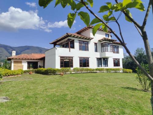 ein großes weißes Haus mit einem großen Garten in der Unterkunft Casa Finca Los Arrayanes, spectacular views! in Villa de Leyva