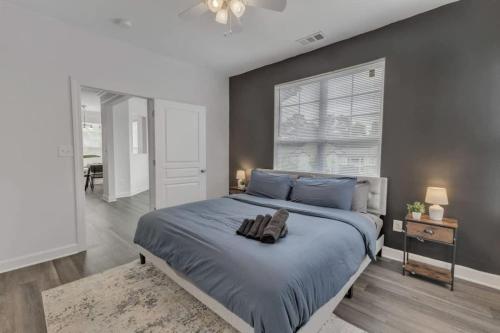 Postel nebo postele na pokoji v ubytování Upscale King 2BR Suite Mins to Downtown Raleigh!