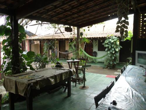 un patio extérieur avec une table et des chaises dans l'établissement Suites BrisaMar, à Cabo Frio