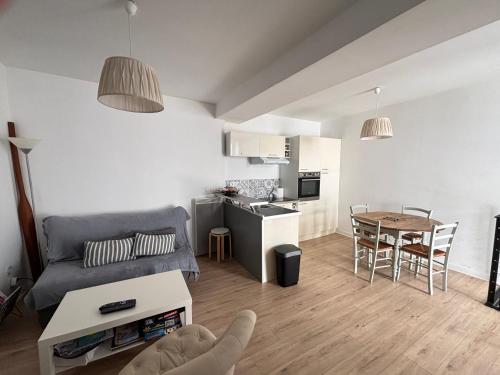 un salon avec un canapé et une table dans l'établissement Maison 2 chambres, accès direct plage, centre-ville des Sables-d'Olonne - FR-1-197-356, à Les Sables-dʼOlonne