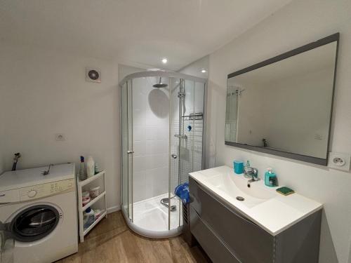 une salle de bain avec douche et lavabo et une machine à laver dans l'établissement Maison 2 chambres, accès direct plage, centre-ville des Sables-d'Olonne - FR-1-197-356, à Les Sables-dʼOlonne
