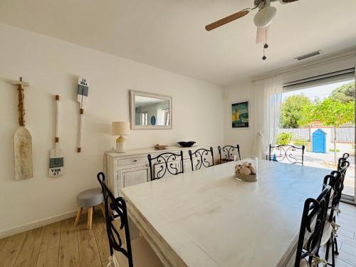une salle à manger avec une table et des chaises dans l'établissement Maison à Argelès - 2 chambres - Jardin, Parking, WiFi, Clim - FR-1-309-487, à Argelès-sur-Mer