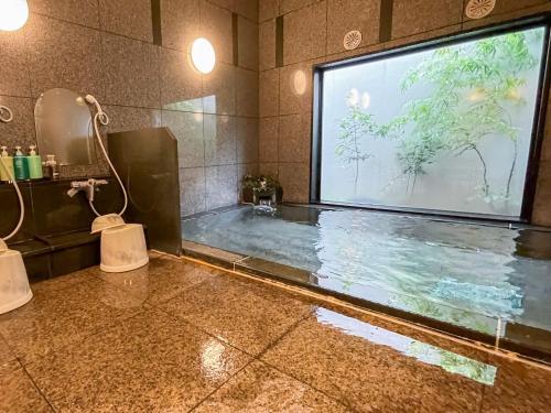 Bazén v ubytování Hotel Route-Inn Iyo-Saijo nebo v jeho okolí