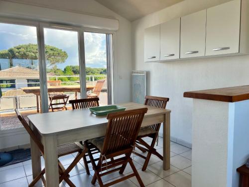 Il dispose d'un balcon et d'une cuisine avec une table et des chaises. dans l'établissement Duplex T3 avec parking privé, près du port à La Teste de Buch - FR-1-319-587, à La Teste-de-Buch