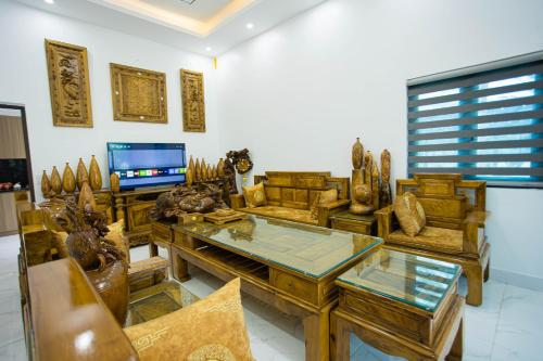 a living room with a table and a television at Khoai Mật Homestay in Mộc Châu