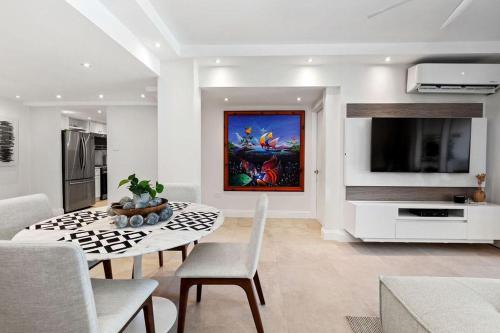 Μια τηλεόραση ή/και κέντρο ψυχαγωγίας στο Beachfront Luxury 1BR-Ocean Villas