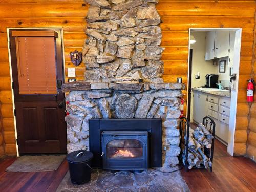 Ảnh trong thư viện ảnh của 1930's Rustic Cabin King of Kings !!Jacuzzi, Pet Friendly!! ở Big Bear City Airport