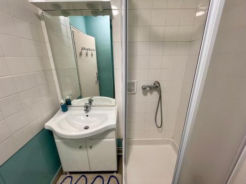 une salle de bain avec un lavabo et une douche dans l'établissement Studio agréable proche plage et marché, parking inclus! - FR-1-92-694, à Les Sables-dʼOlonne