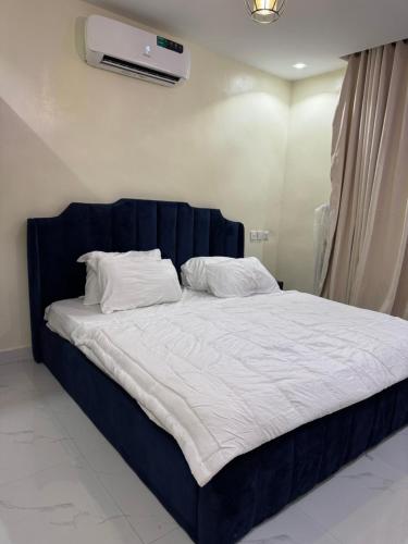 Postel nebo postele na pokoji v ubytování KenJames Service Apartment