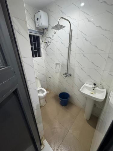 Koupelna v ubytování KenJames Service Apartment