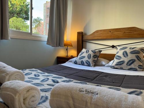 Un dormitorio con una cama y una ventana en Valeria Costa y Mar, en Valeria del Mar