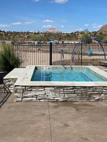 Πισίνα στο ή κοντά στο Coyote Moon Lodge Tiny Home near Zion National Park