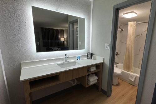 Un baño de Travelodge by Wyndham Gainesville