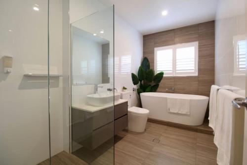 ハスキッソンにあるAvalon Apartment - Heart of Huskissonの浴槽、トイレ、洗面台を備えたバスルーム