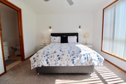 Katil atau katil-katil dalam bilik di Coastal Getaway Free wi-fi and games room