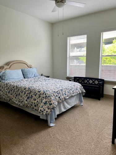 a bedroom with a bed and two windows at Mi Casa es su Casa in Dallas