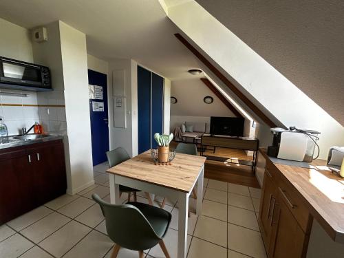 T2 rénové avec piscine chauffée proche Thermes, parking et WIFI - FR-1-541-164