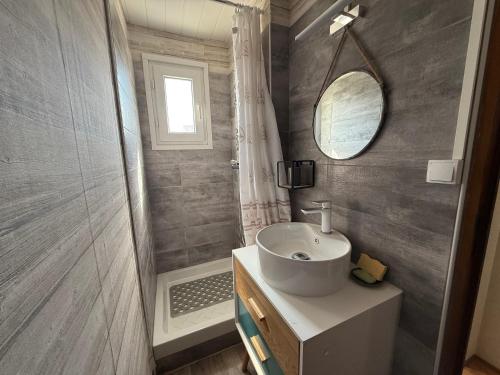 une salle de bain avec un lavabo et une douche dans l'établissement Chalet à Gruissan pour 8 pers, confort et charme - FR-1-784-41, à Gruissan