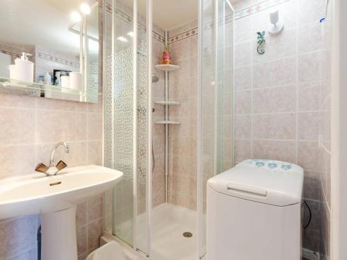 フルーリーにあるStudio Mezzanine 4 pers, Vue Mer, Confort à Saint Pierre La Mer - FR-1-409A-35のシャワー、トイレ、洗面台を備えたバスルーム