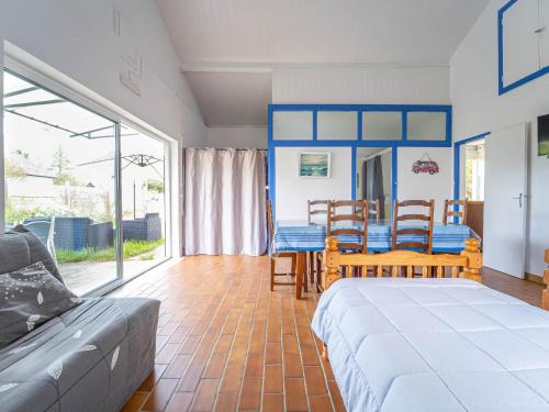 a living room with a bed and a couch at Maison de vacances à Lit-et-Mixe pour 4 pers. - Calme et nature avec jardin inclus - FR-1-50-176 in Lit-et-Mixe