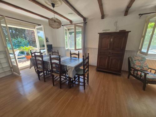 une salle à manger avec une table et des chaises dans l'établissement Villa climatisée avec grand jardin, animaux admis - FR-1-776-138, à Palau-del-Vidre