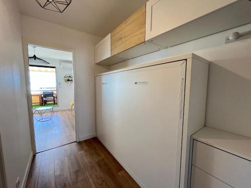 Photo de la galerie de l'établissement Studio à Sète avec vue mer, climatisation et parking privé - FR-1-338-617, à Sète