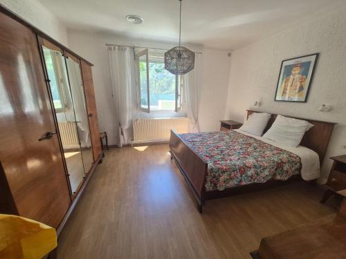 une chambre d'hôtel avec un lit et une fenêtre dans l'établissement Villa climatisée avec grand jardin, animaux admis - FR-1-776-138, à Palau-del-Vidre