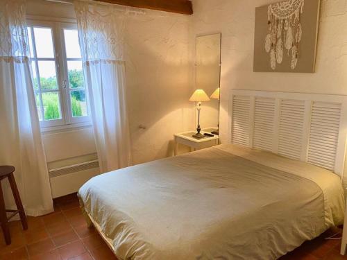 une chambre avec un lit blanc et une fenêtre dans l'établissement Mas 2 chambres avec terrasse et jardin privatif - FR-1-726-61, à La Croix-Valmer
