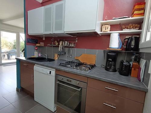 Photo de la galerie de l'établissement Maison 5 pers avec terrasse et vue mer à Perros-Guirec - FR-1-368-461, à Perros-Guirec