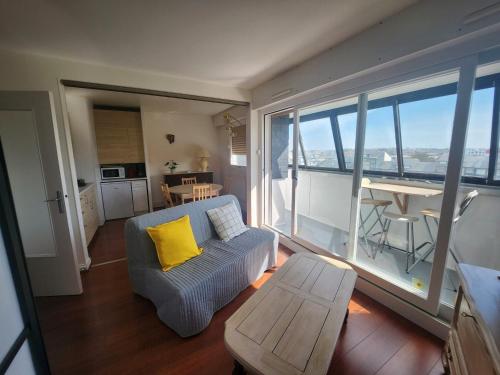 un salon avec un canapé et une table dans l'établissement Grand studio lumineux avec parking privé à Courseulles-sur-Mer - FR-1-746-29, à Courseulles-sur-Mer