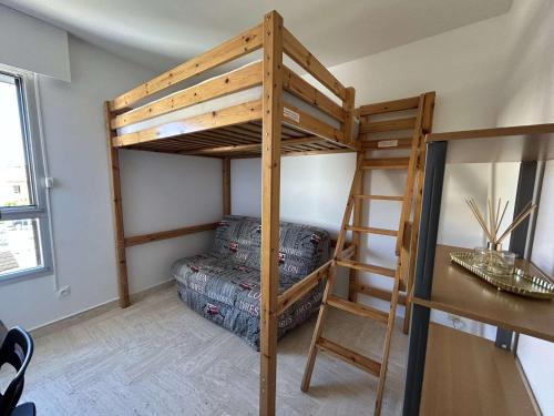 une chambre avec un lit superposé et un bureau dans l'établissement Studio 4 personnes proche port avec parking - FR-1-249-434, au Cap d'Agde