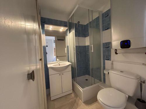 une salle de bain avec toilettes, lavabo et douche dans l'établissement Studio 4 personnes proche port avec parking - FR-1-249-434, au Cap d'Agde