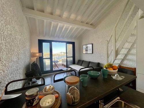 un salon avec une table et un canapé dans l'établissement Studio/Mezzanine aux Marines de Cogolin - FR-1-226B-238, à Cogolin
