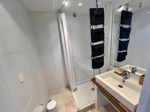 une salle de bain avec douche et lavabo dans l'établissement Studio/Mezzanine aux Marines de Cogolin - FR-1-226B-238, à Cogolin