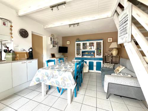 une cuisine et un salon avec une table et un canapé dans l'établissement Maison familiale climatisée avec terrasse près de la plage, Saint-Cyprien - FR-1-309-510, à Saint-Cyprien