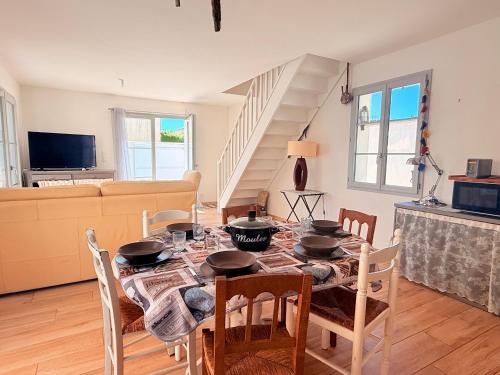 Photo de la galerie de l'établissement Maison spacieuse proche plage, 7 pers., parking privatif - FR-1-778-54, à Saint-Denis-dʼOléron