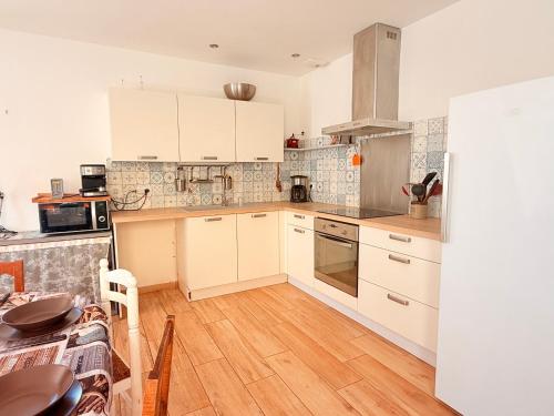 Photo de la galerie de l'établissement Maison spacieuse proche plage, 7 pers., parking privatif - FR-1-778-54, à Saint-Denis-dʼOléron