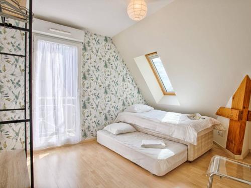 une chambre avec deux lits et une fenêtre dans l'établissement Appartement lumineux avec balcon et piscine pour 5 personnes - FR-1-788-67, à Merville-Franceville-Plage