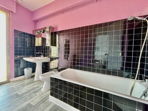 Ένα μπάνιο στο Appartement spacieux - Vue mer - Proche plage - FR-1-816-30