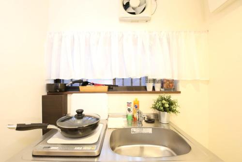 Kuchyň nebo kuchyňský kout v ubytování 大阪城公園 6分鐘森之宮站 2層日式小屋 2臥室 獨立衛浴