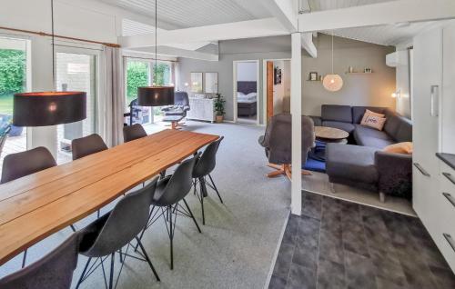 una sala de estar con una larga mesa de madera y sillas en Cozy Home In Spøttrup With Wifi, en Spottrup