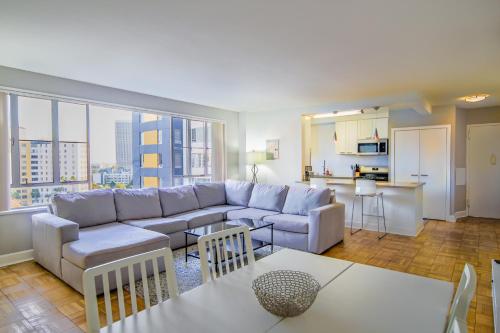 a living room with a large couch and a kitchen at Luxury 2 Bedroom 2 Bathroom Residence Great View in Los Angeles