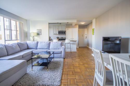 a living room with a couch and a kitchen at Luxury 2 Bedroom 2 Bathroom Residence Great View in Los Angeles