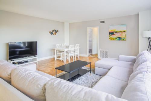 a living room with a white couch and a table at Luxury 2 Bedroom 2 Bathroom Residence Great View in Los Angeles