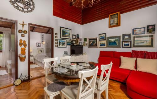 Μια τηλεόραση ή/και κέντρο ψυχαγωγίας στο Two-Bedroom Holiday Home In Trosmarija