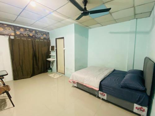 Postel nebo postele na pokoji v ubytování Walking Street Pattaya Beach Room Lodge by Goad Avadhess Hospitality